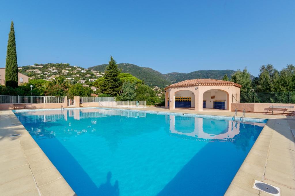 a large blue swimming pool with a gazebo at Résidence Partenaire Le domaine de Garlande in Cavalaire-sur-Mer