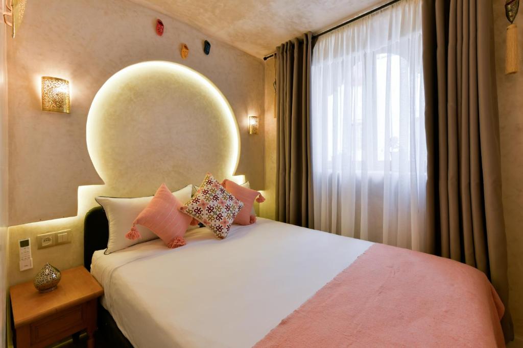 Postel nebo postele na pokoji v ubytování La Casita Guennoun Kasbah