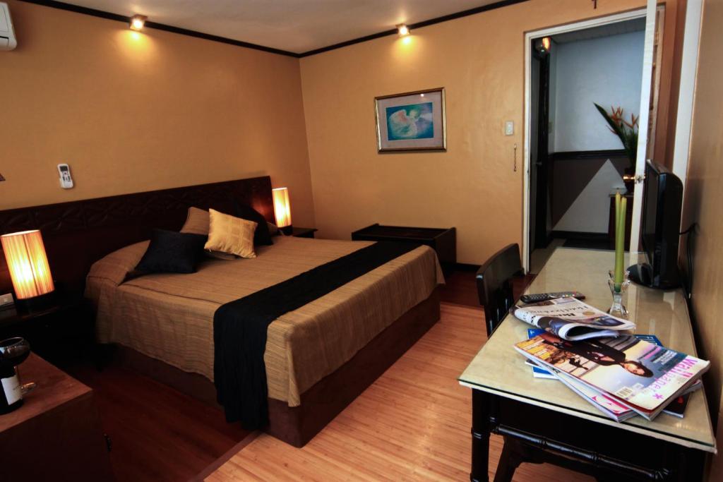 Postel nebo postele na pokoji v ubytování Manila Manor Hotel