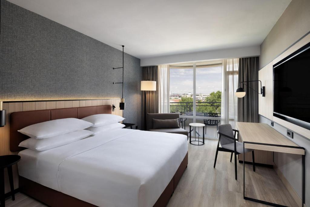 Four Points by Sheraton Sunny Beach - Deluxe King Room With Fold-out Chair And City View
