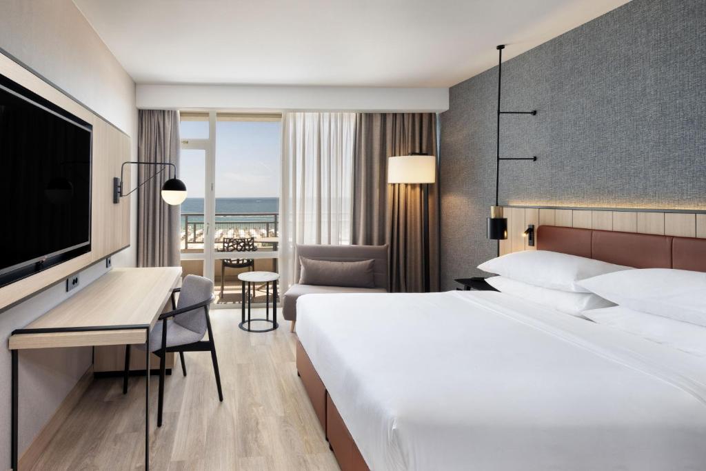 Four Points by Sheraton Sunny Beach - Deluxe King Room With Fold-out Chair And Sea View