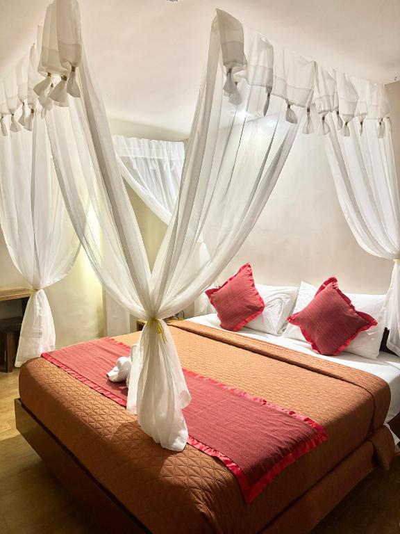 Postel nebo postele na pokoji v ubytování White Beach Suites Boracay