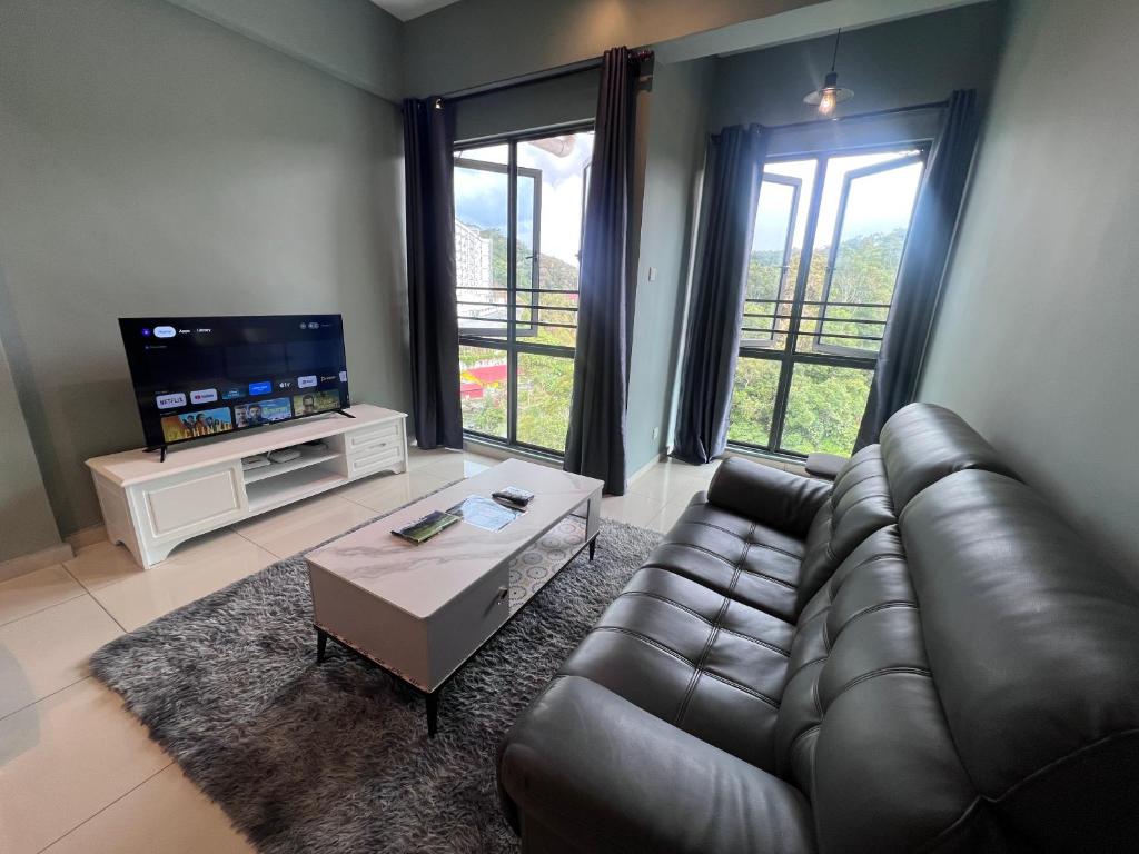 BLUE JADE STUDIOS - Two-Bedroom Apartment With Mountain View