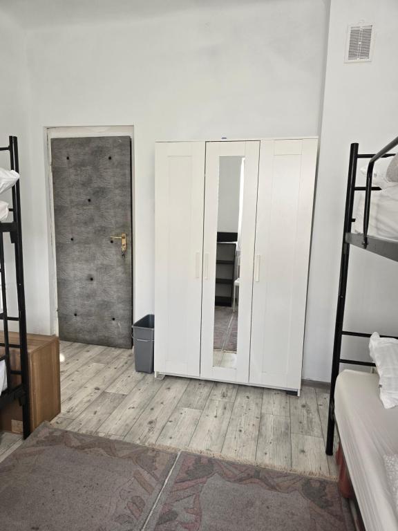 Postel nebo postele na pokoji v ubytování Hostel w Zielonce