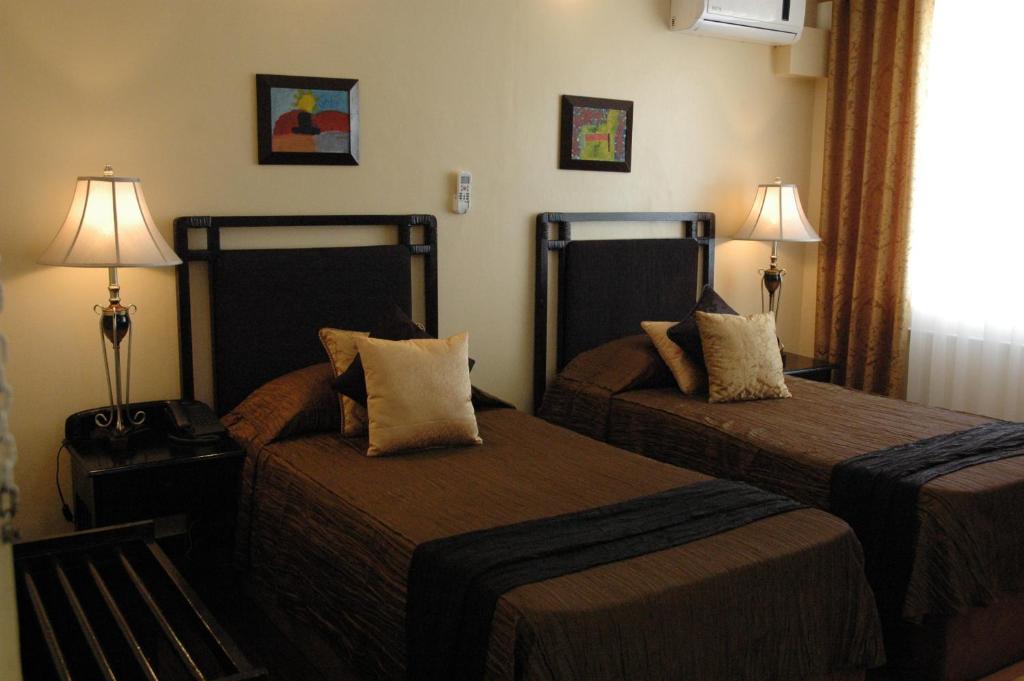 Postel nebo postele na pokoji v ubytování Manila Manor Hotel