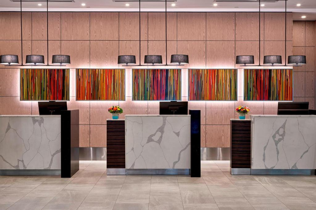 Delta Hotels by Marriott Edmonton Centre Suites - Resim 11