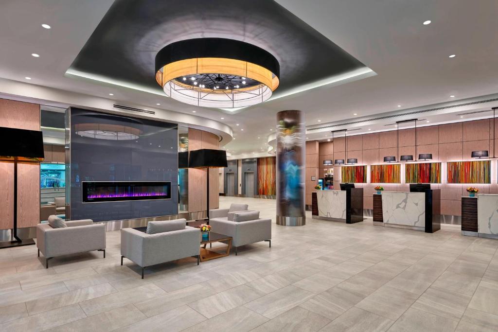 Posezení v ubytování Delta Hotels by Marriott Edmonton Centre Suites