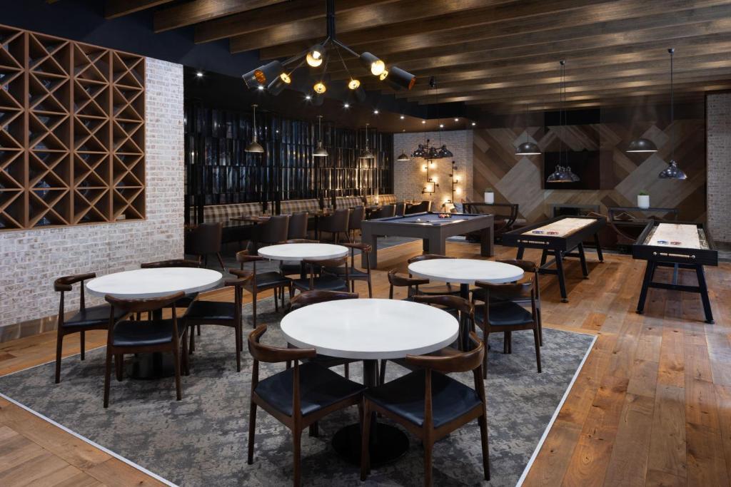 Restaurace v ubytování Delta Hotels by Marriott Edmonton Centre Suites