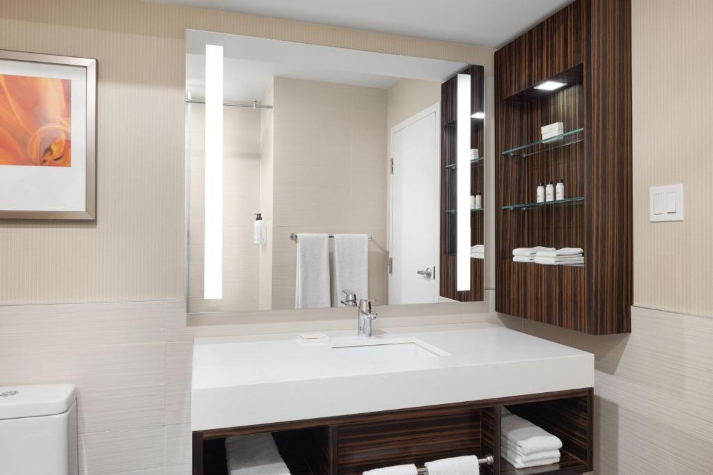 Delta Hotels by Marriott Edmonton Centre Suites - Resim 29