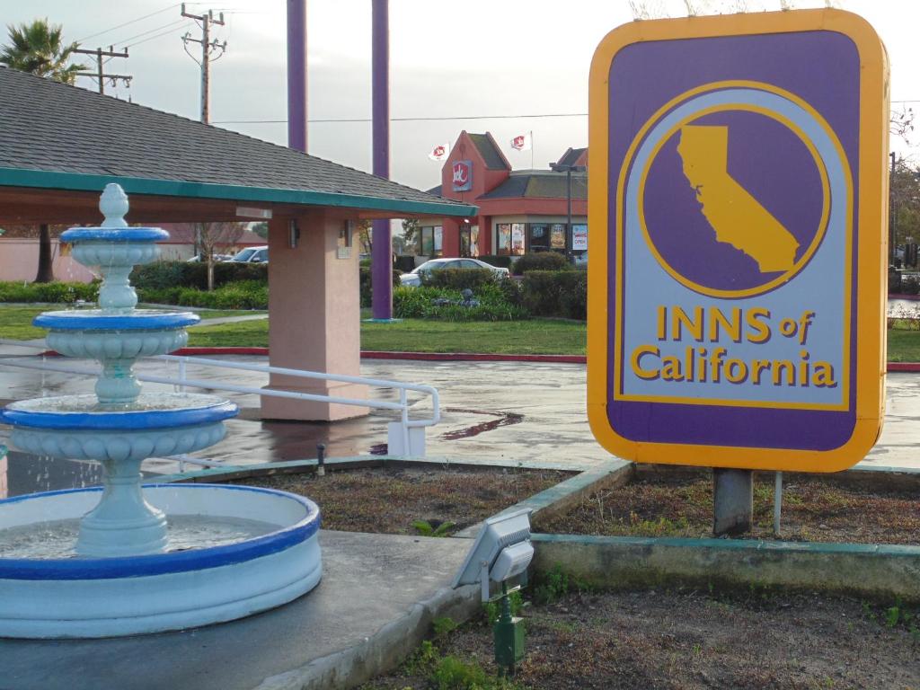 een teken voor de grenzen van Californië naast een fontein bij Inns of California Salinas in Salinas