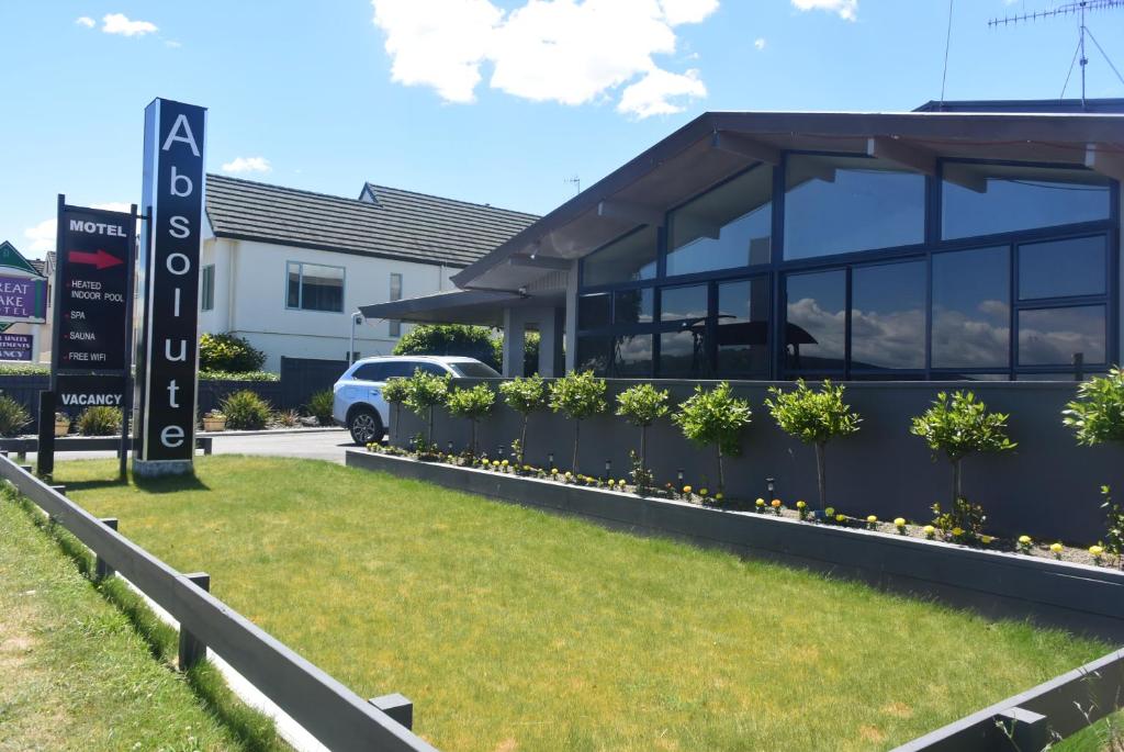 una señal frente a un edificio en Absolute Lake View Motel, en Taupo