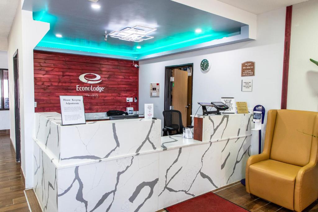 Ο χώρος του λόμπι ή της ρεσεψιόν στο Econo Lodge Fargo - West Acres