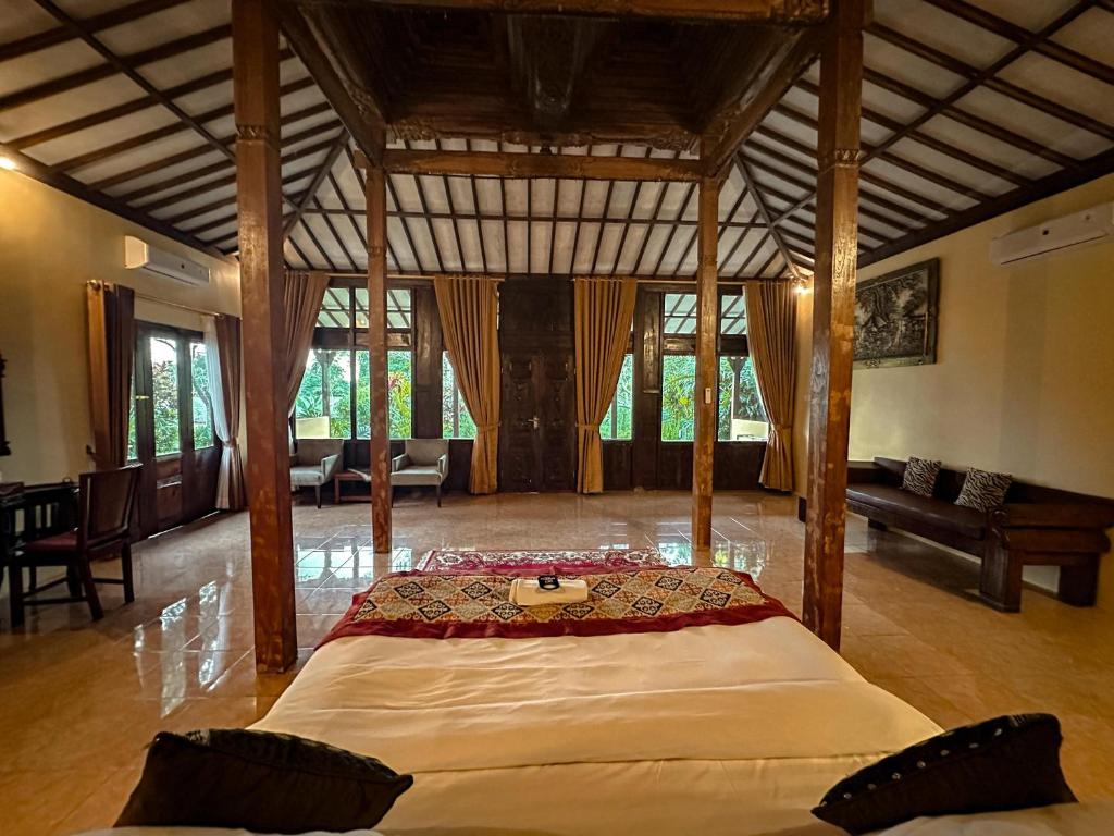 Postel nebo postele na pokoji v ubytování Kampoeng Joglo Abangan Ubud