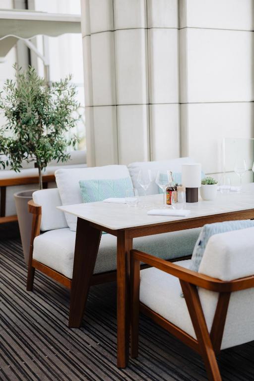 Uma área de estar em Hyatt Regency Nice Palais de la Méditerranée