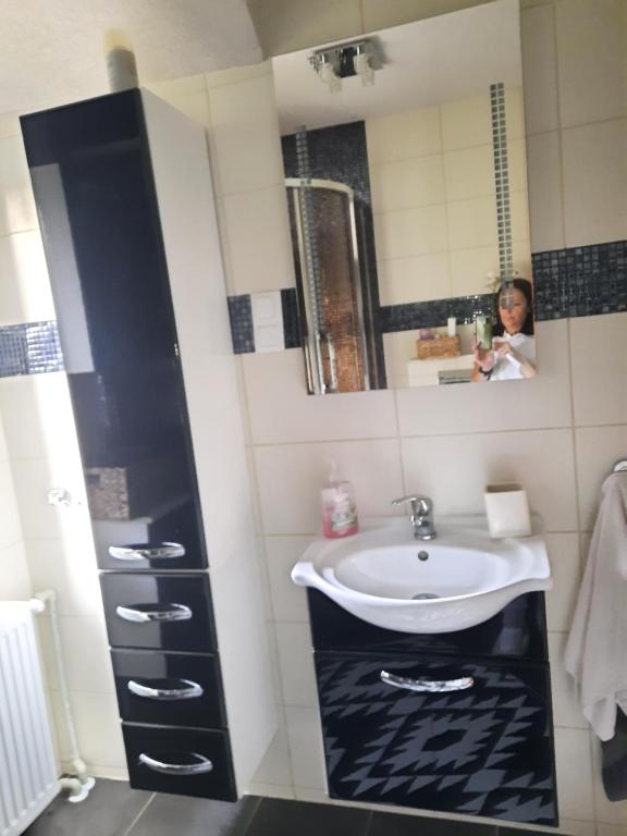 Kúpeľňa v ubytovaní Dom Salamandra z panoramą gór