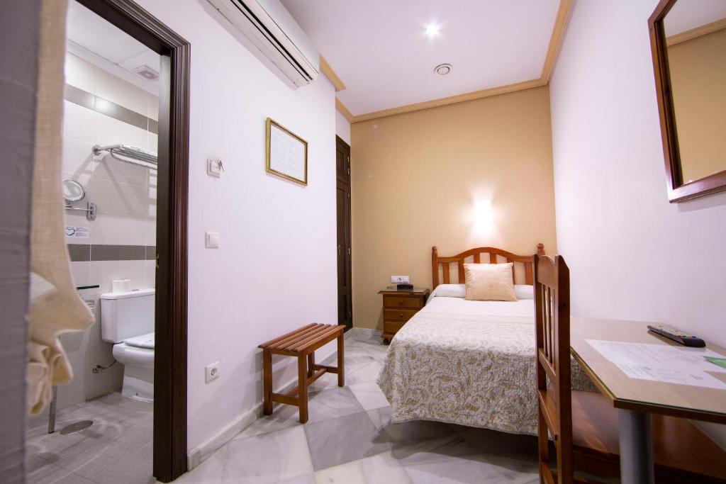 Postel nebo postele na pokoji v ubytování Hotel Los Omeyas