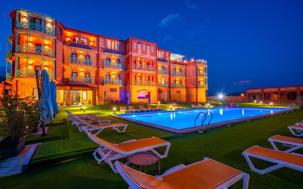 Bazén v ubytování Burki Castle & Cellar nebo v jeho okolí