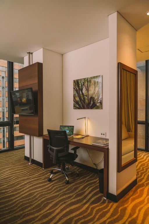 TV a/nebo společenská místnost v ubytování Holiday Inn Express & Suites Bogota Zona Financiera by IHG