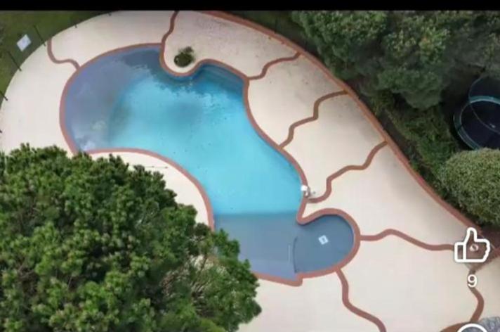 Vue aérienne d'un modèle de rivière dans l'établissement Domaine De Gîtes La Ferme Couderc, à Pailloles