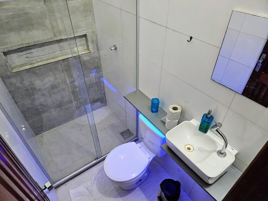 Koupelna v ubytování Suite 1 - Centro de Convenções700m, AC, WIFI