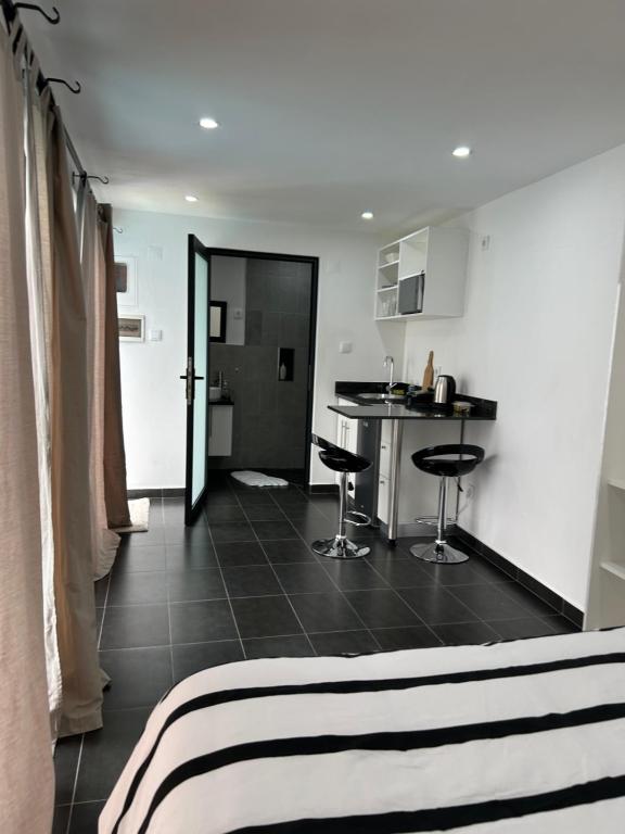 Coastal Beach Apartments - Studio King Deluxe