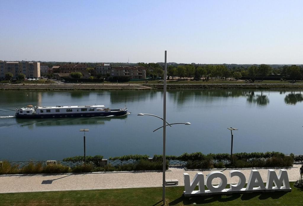 Fotografia z galérie ubytovania Riverside Lamartine Mcon 2 Bedroom Appartment v destinácii Mâcon