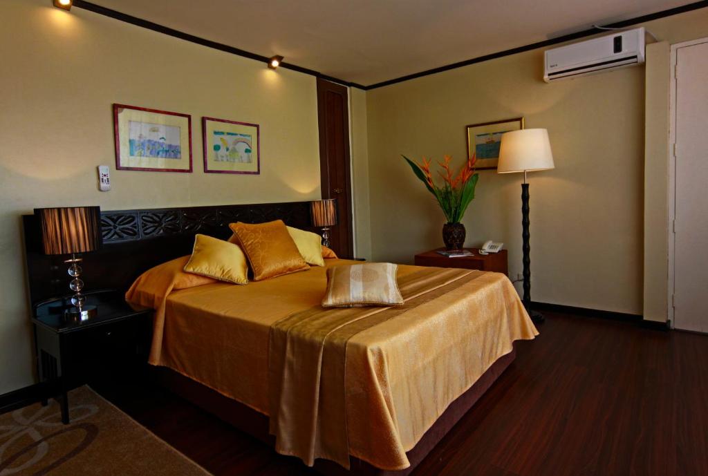 Postel nebo postele na pokoji v ubytování Manila Manor Hotel