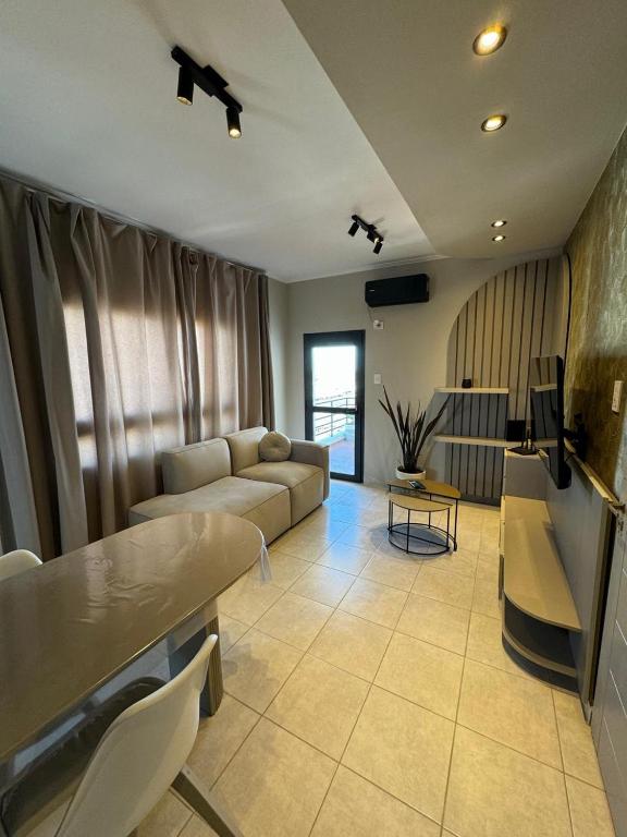 ein Wohnzimmer mit Sofa und Tisch in der Unterkunft Departamento Exclusivo frente al puerto con cochera in Santa Fe