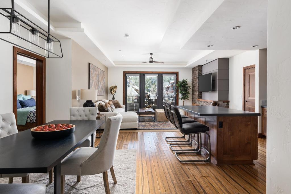 una cucina e un soggiorno con tavolo e sedie di Luxury 4BDR Residence steps from Heavenly Village condo a South Lake Tahoe