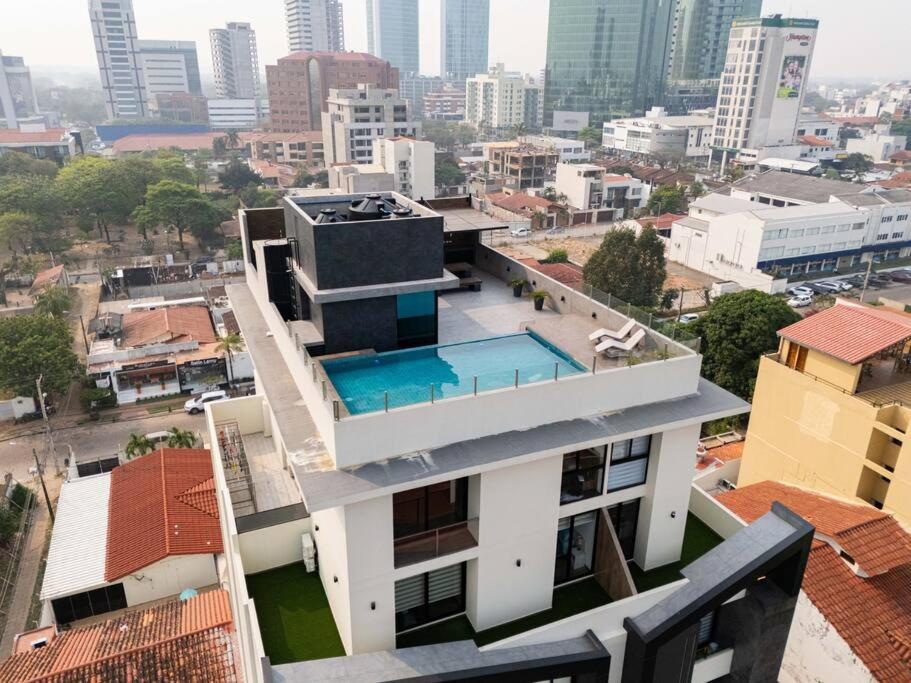 een huis met een zwembad bovenop een stad bij Dpto ejecutivo y lujoso con una explendida vista! in El Pary