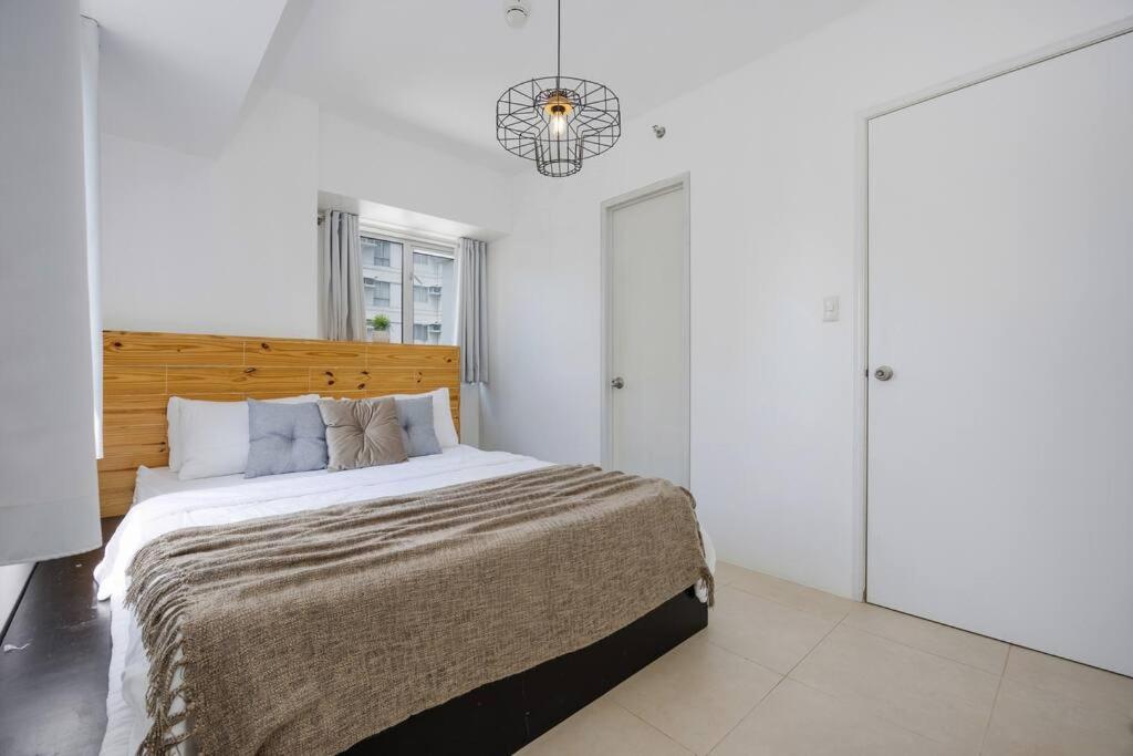 Llit o llits en una habitació de Furnished 2-Bedroom in Avida Towers Riala, Cebu IT Park with Fast WiFi, Netflix, Pool and More