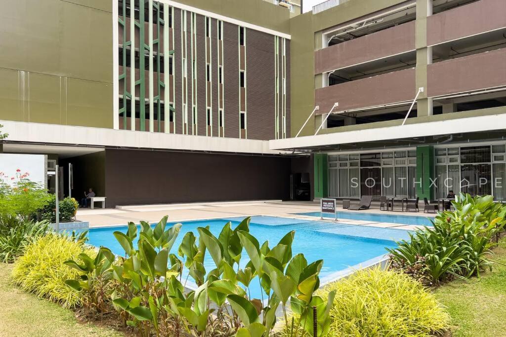 Piscina a Furnished 2-Bedroom in Avida Towers Riala, Cebu IT Park with Fast WiFi, Netflix, Pool and More o a prop