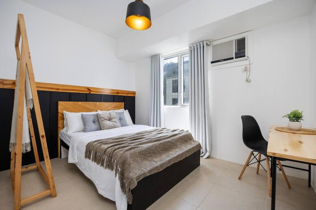 Llit o llits en una habitació de Furnished 2-Bedroom in Avida Towers Riala, Cebu IT Park with Fast WiFi, Netflix, Pool and More