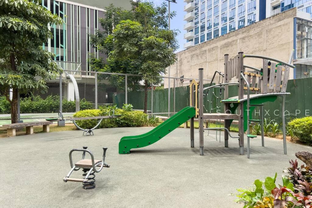Parc infantil de Furnished 2-Bedroom in Avida Towers Riala, Cebu IT Park with Fast WiFi, Netflix, Pool and More