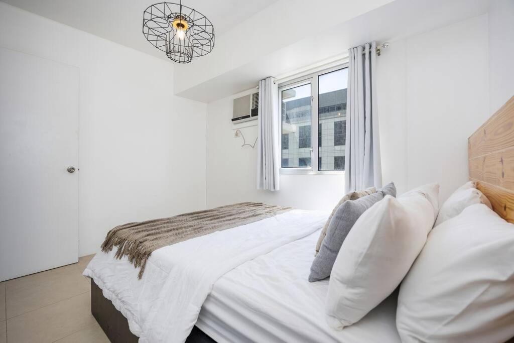 Llit o llits en una habitació de Furnished 2-Bedroom in Avida Towers Riala, Cebu IT Park with Fast WiFi, Netflix, Pool and More