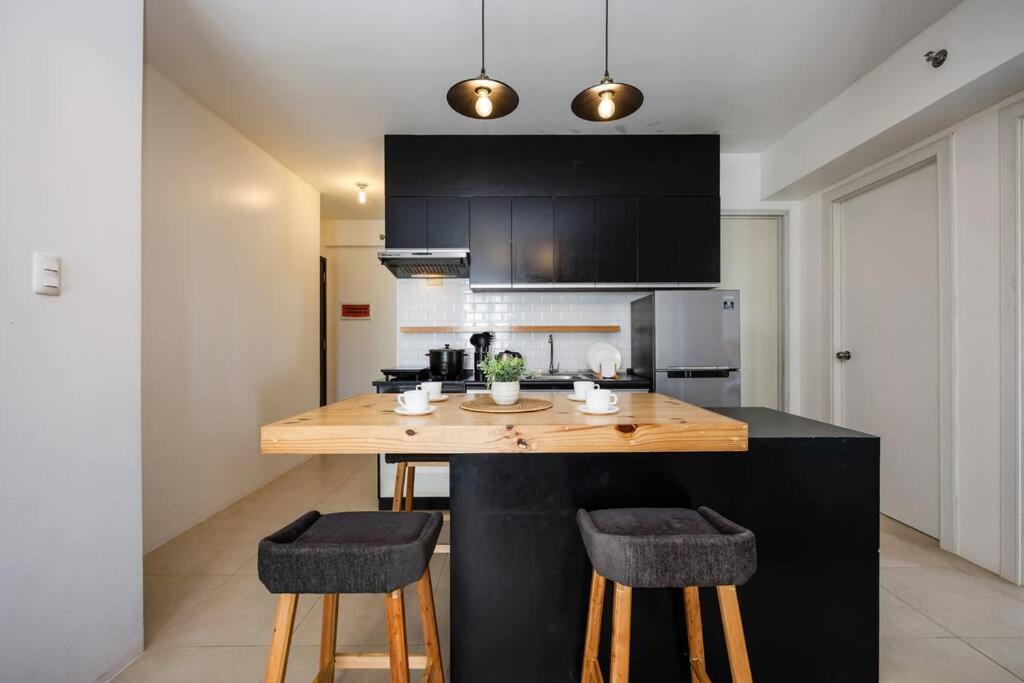Cuina o zona de cuina de Furnished 2-Bedroom in Avida Towers Riala, Cebu IT Park with Fast WiFi, Netflix, Pool and More