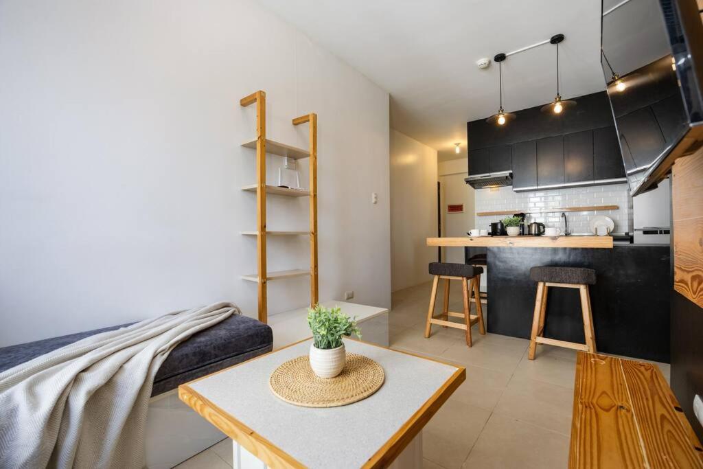 Cuina o zona de cuina de Furnished 2-Bedroom in Avida Towers Riala, Cebu IT Park with Fast WiFi, Netflix, Pool and More