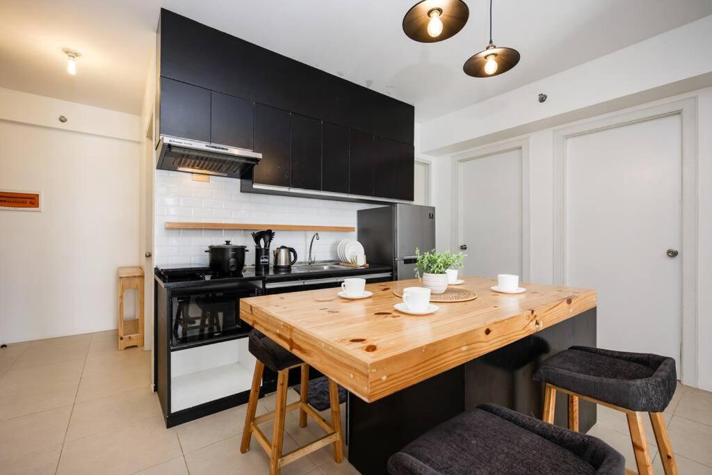 Cuina o zona de cuina de Furnished 2-Bedroom in Avida Towers Riala, Cebu IT Park with Fast WiFi, Netflix, Pool and More