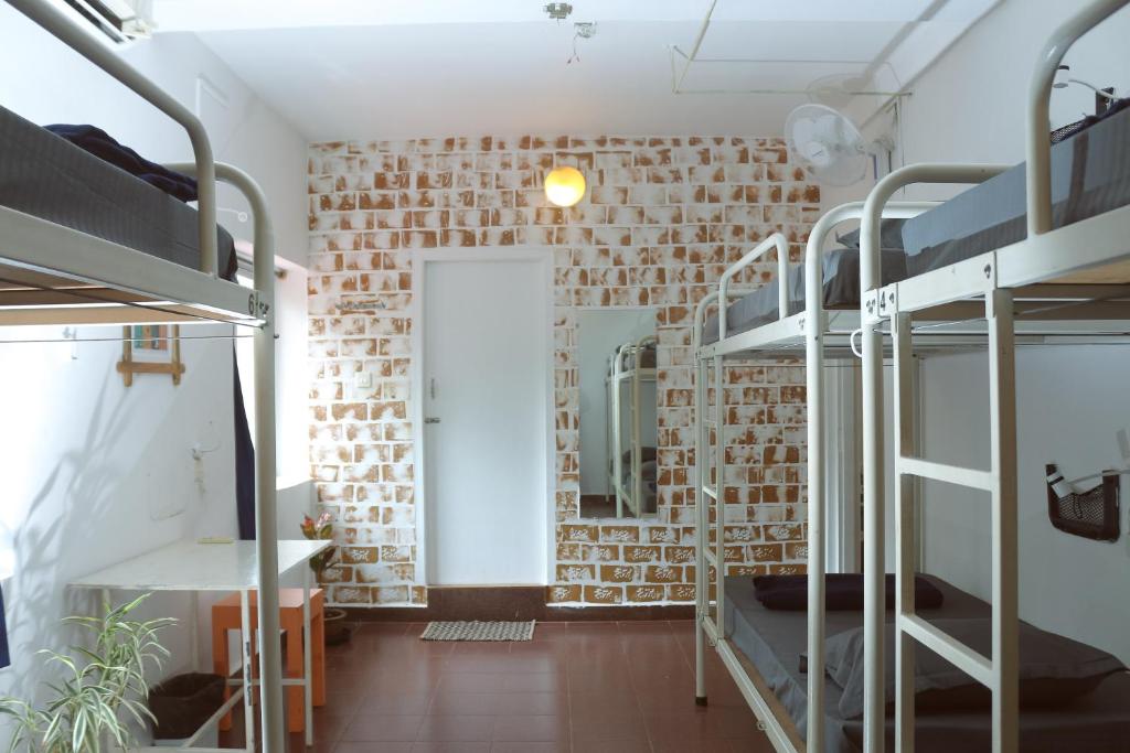 Palanda nebo palandy na pokoji v ubytování Summer Hostel