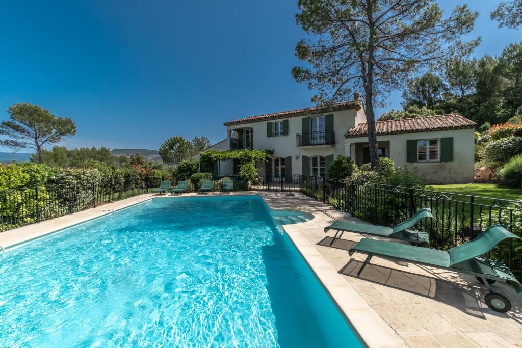 une piscine devant une maison dans l'établissement Les Villas de Saint Endréol, à La Motte