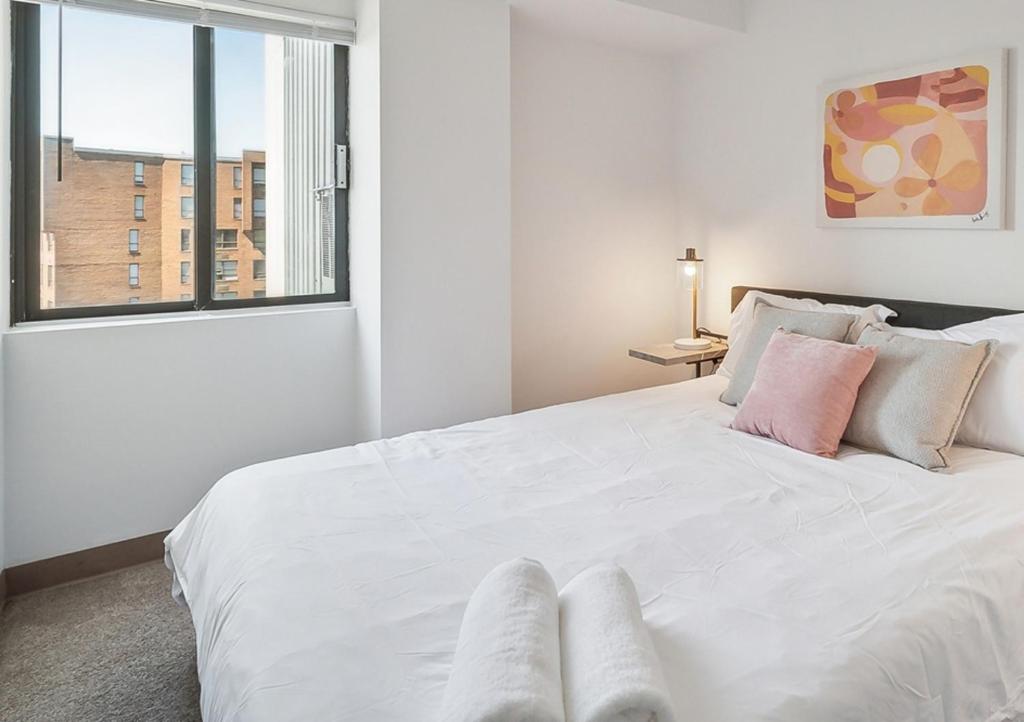 En eller flere senge i et værelse på PP 1002 Modern Corporate 2br, pool, Gym