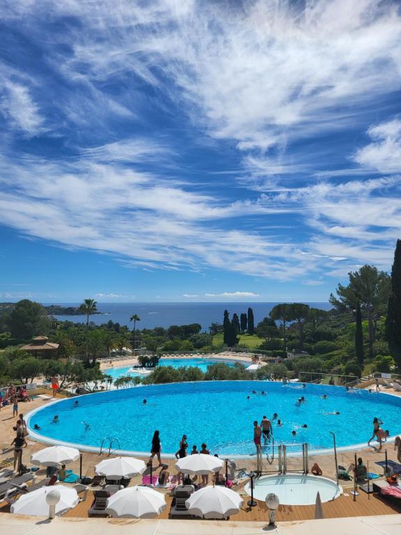 - une grande piscine avec des personnes dans l'établissement Brin d'azur, à Saint-Raphaël