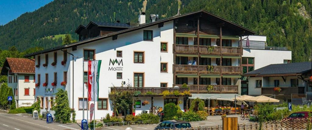 Nespecifikovaný výhled na hory nebo výhled na hory při pohledu z hotelu