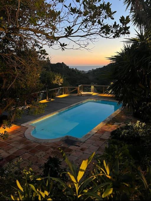 une grande piscine bleue dans une cour dans l'établissement VILLA rénovée, piscine vue mer, clim, borne VE, à Roquebrune-sur Argens