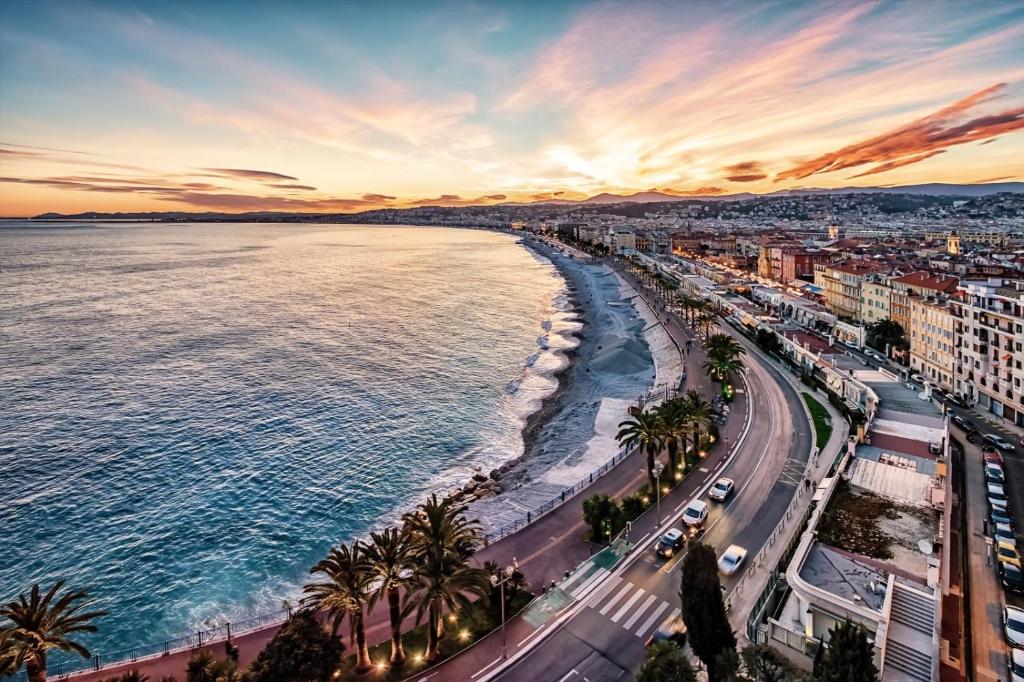 - une vue aérienne sur la plage au coucher du soleil dans l'établissement Charmant loft HyperCentre, à Nice