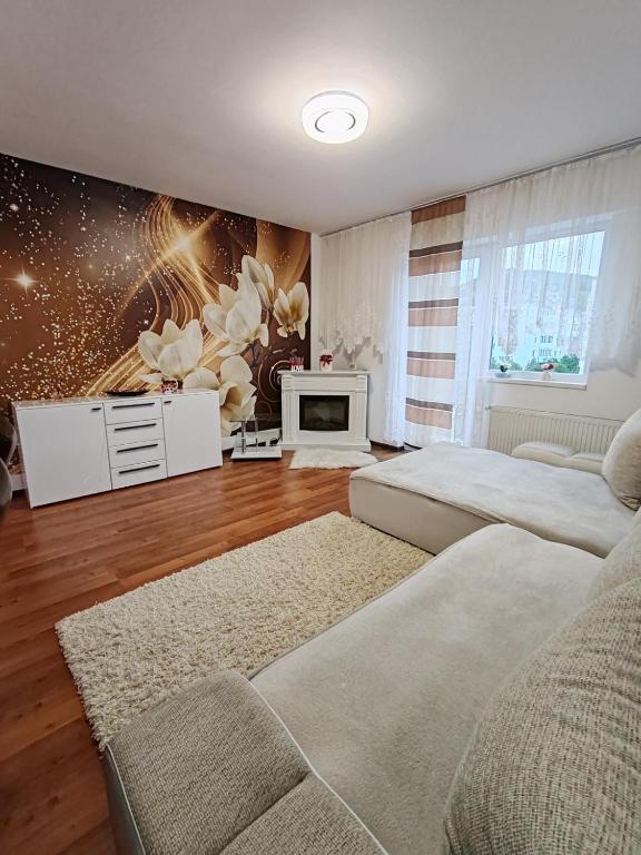a bedroom with two beds and a wall mural at Alinaalis in Zărneşti