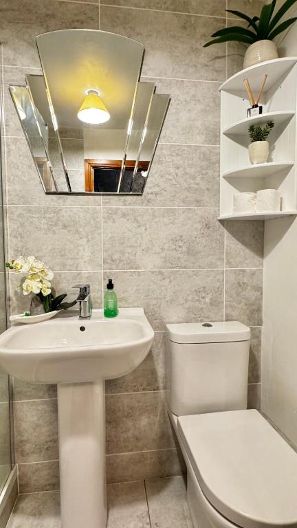 A bathroom at Scotland Live Cosy Guest Room in Tobermory