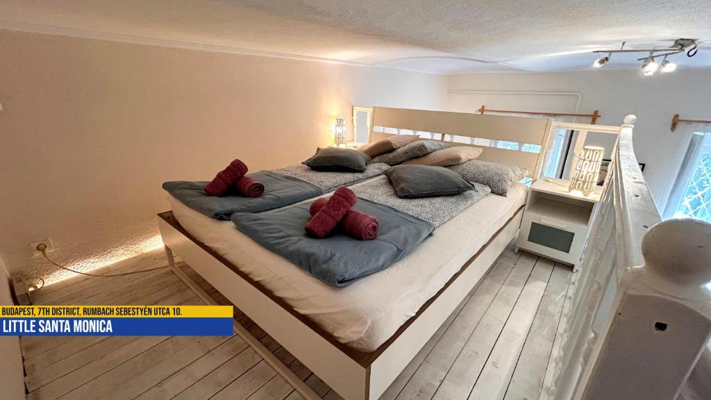 A bed or beds in a room at Little Americas Metropolitan Apartments