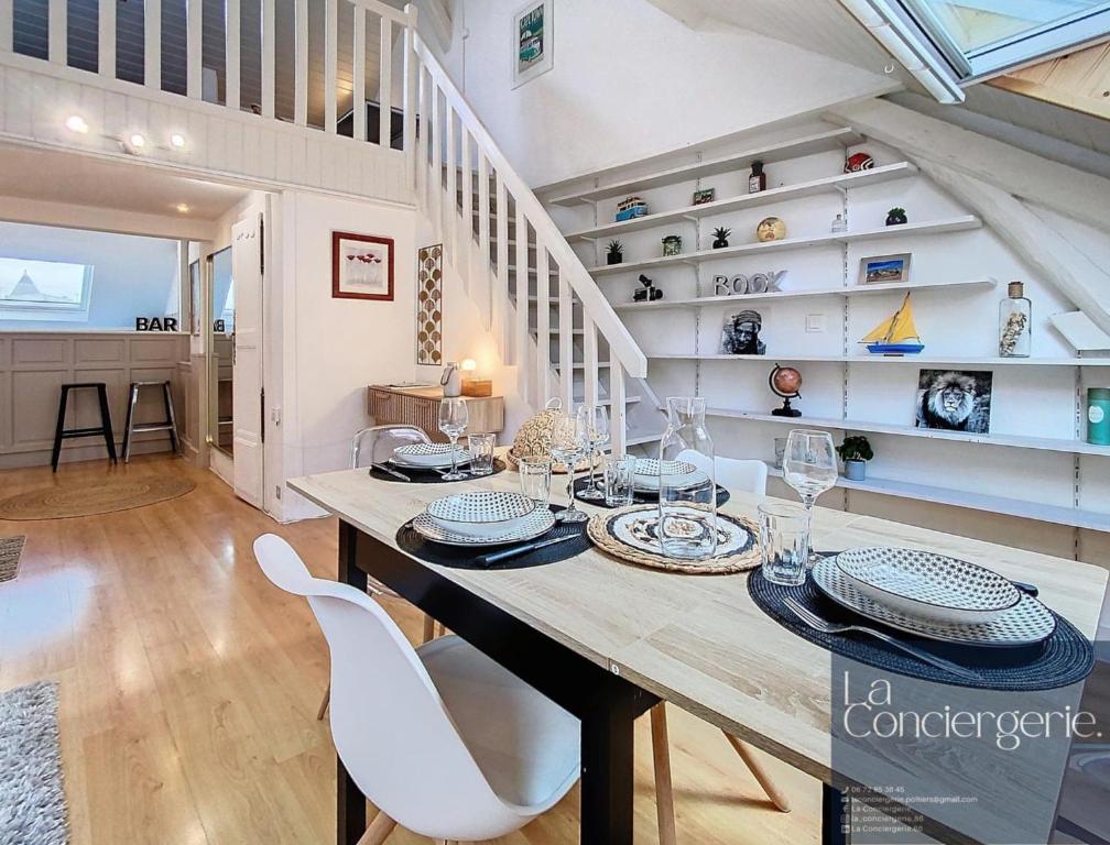 une salle à manger avec une table et des chaises blanches dans l'établissement Chez Lou-Poitiers Hyper Centre-Proche Parking-LaConciergerie, à Poitiers