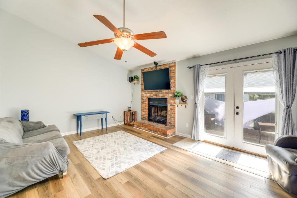 TV a/nebo společenská místnost v ubytování Charming Jacksonville Abode with Patio!